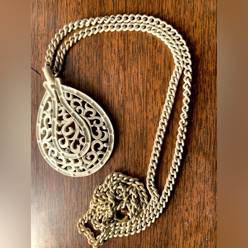Metal filigree pendant necklace